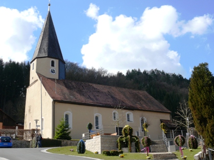 Kirche mit Osterbrunnen 2015